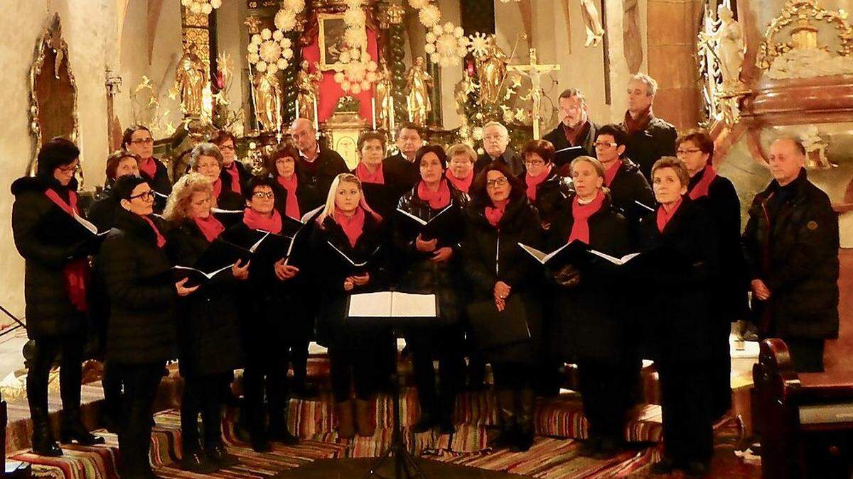 Der Vokalkreis in der stimmungsvoll geschmückten Kirche