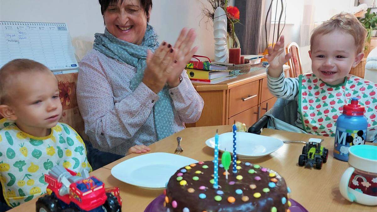 Elfriede Lemsitzer mit ihren Schützlingen