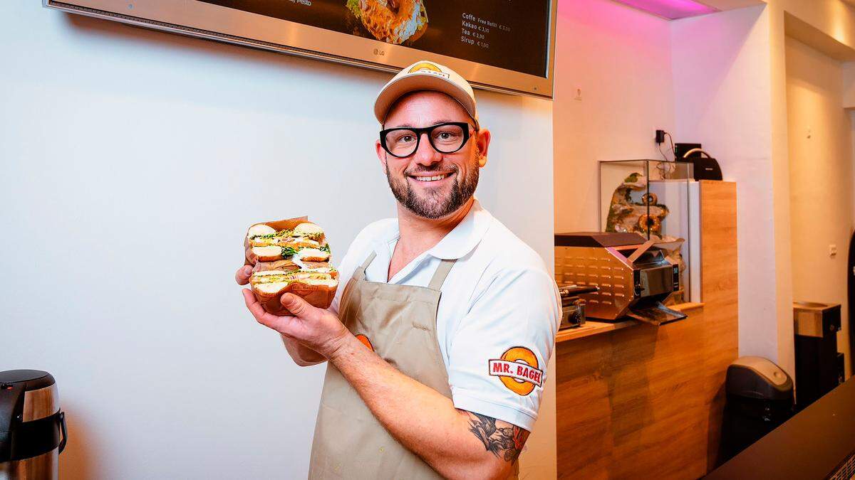 Christian Riedl serviert frische Bagels in Klagenfurt