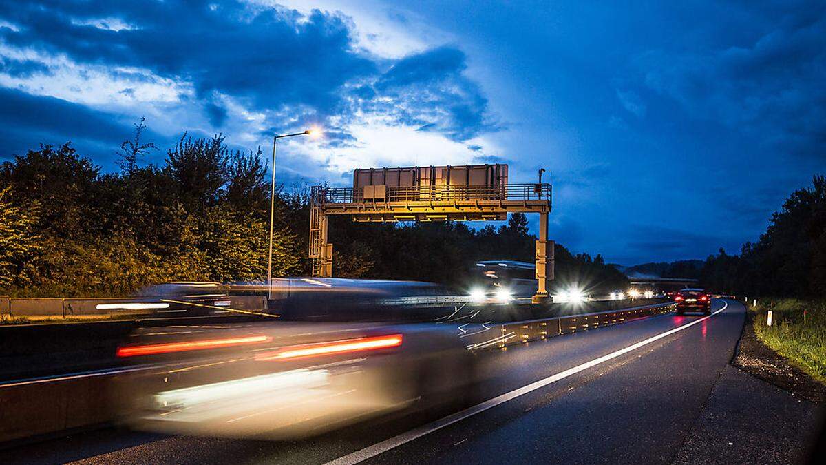 Warum der 28-Jährige plötzlich auf die Fahrbahn der A2 getreten ist, ist noch unklar