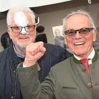 Nur wenige Tage nach dem letzten Eingriff traf Rudolf Lassnig (links) seinen Schulfreund Wolfgang Puck