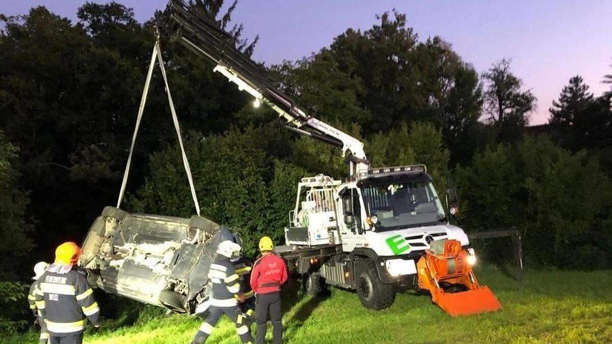 Mit einem Kran und einer Seilwinde konnte der Pkw geborgen werden