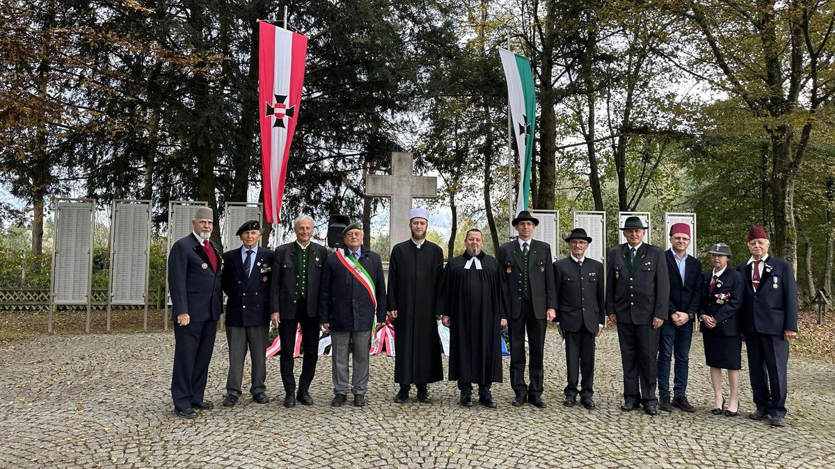 Jeden letzten Sonntag im Oktober treffen sich Vertreter des Österreichischen Schwarzen Kreuzes (ÖSK), der Gemeinde Lang und der Landesverband des Österreichischen Kameradschaftsbundes (ÖKB) zu einer Gedenkfeier am Soldatenfriedhof Lang-Lebring