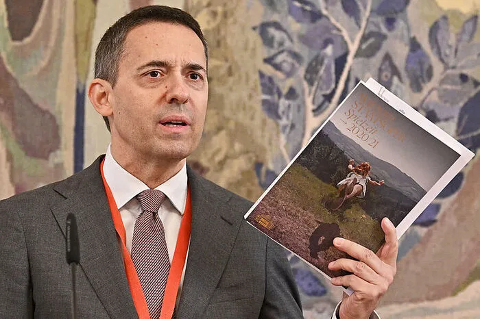 Mit den Vorfreuden auf das Neue Jahr ist es wie mit den guten Vorsätzen: Kann man machen, aber dann kommt die Realität und teilt einem mit, was wirklich auf dem Stundenplan steht. Es ist in Pandemie-Zeiten ziemlich schwer geworden, sich auf irgendetwas zu freuen. Man traut sich sozusagen nicht mehr. Ich habe die letzten Jahre eigentlich ausschließlich damit verbracht, mir ein Programm auszudenken, auf das sich möglichst viele Menschen möglichst intensiv freuen können, und daher ist dieser Zustand besonders schmerzhaft. Bei den Hoffnungen tue ich mir leichter. Worauf ich persönlich am meisten hoffe ist, dass mehr Menschen den Unterschied von Wissen und Meinen akzeptieren und man daher der Pandemie im Konsens mit Wissenschaft zu Leibe rücken kann statt mit Geschwurbel und Kräutertee.