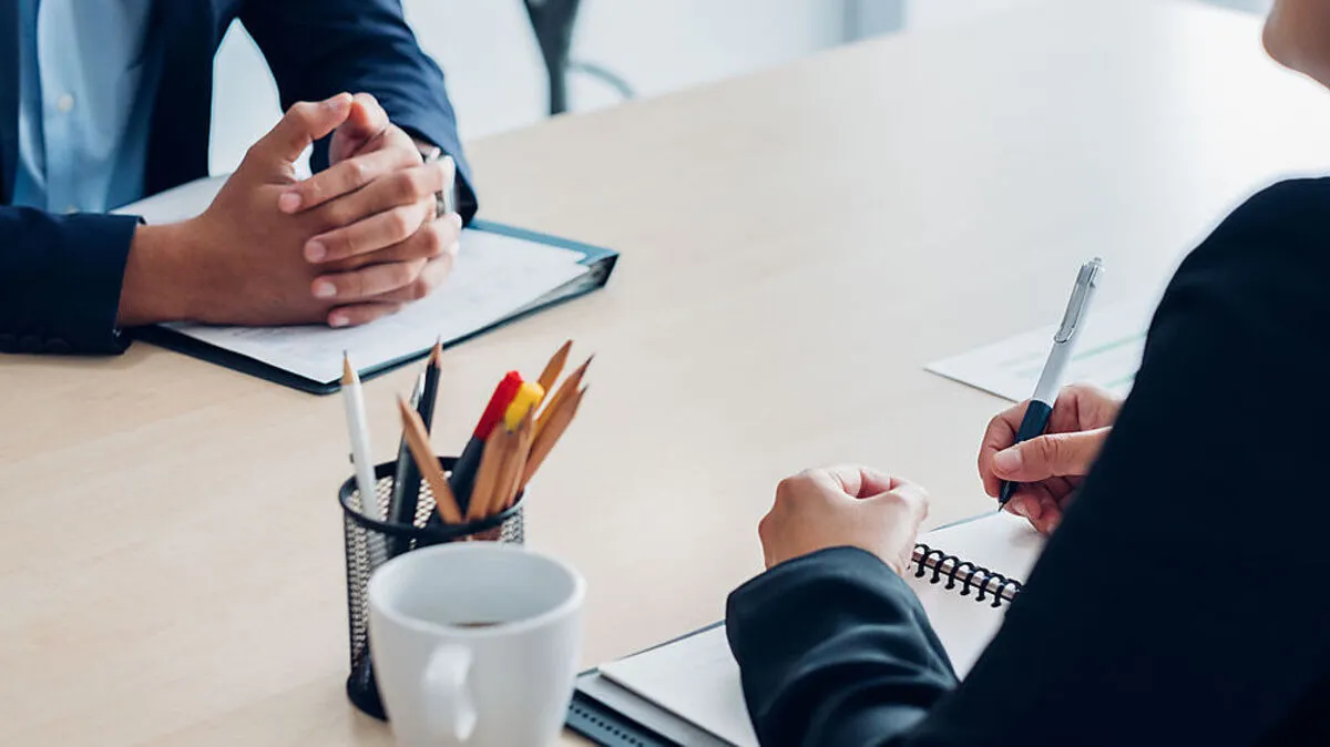 Aus juristischer Sicht gibt es vor Vertragsabschluss mit dem Arbeitgeber ein vorvertragliches Schuldverhältnis, das Sorgfaltspflichten gegenüber dem Partner mit sich bringt 