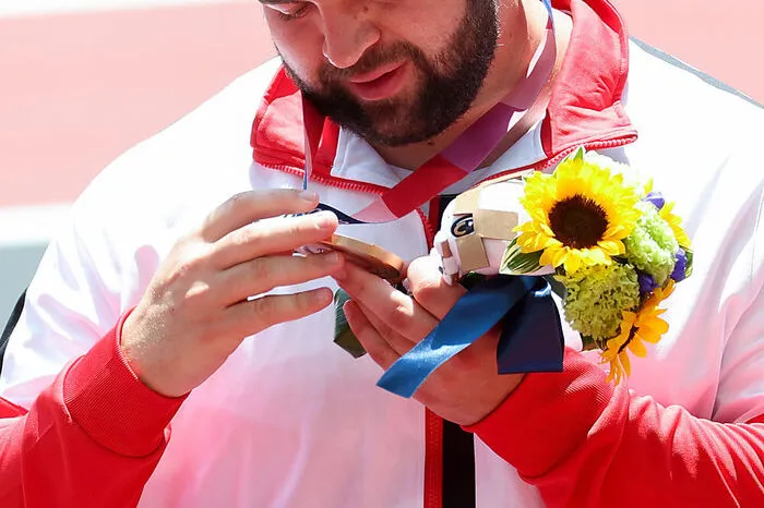 Ob Lukas Weißhaidinger hier noch einmal schaut, ob er auch wirklich eine Bronzemedaille geholt hat? Hinter den beiden starken Schweden Stahl und Pettersson warf er den Diskus am weitesten. Ersteren hat er übrigens bereits zum gemeinsamen Fliegenfischen eingeladen.