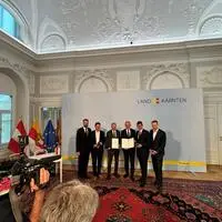 Politiker und Ministeriumsmitarbeiter mit dem „fast historischen Vertrag“, mit dem die Einführung des Digitalfunkes in Kärnten ermöglicht wird