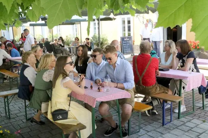 Obmann Gerhard Koch konnte dazu unter anderem die Bürgermeister Franz Pirolt (Straßburg) und Seppi Ofner (Hüttenberg), Bezirksfeuerwehrkommandant Friedl Monai, Mediziner Franz Ferstner, Sparkassen-Chef Georg Trattnig sowie Vizebürgermeister  Oskar Gruber willkommen heißen. 
