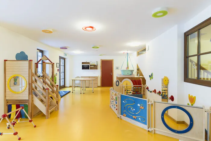Der große Kinderbetreuungsbereich lobt die Kleinen zum Toben ein