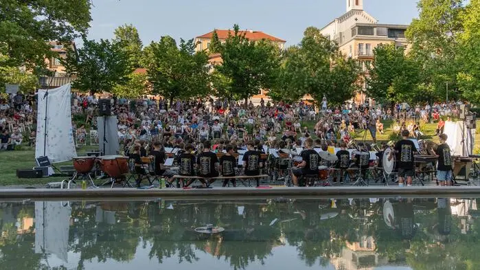 77 Feldbacher Jungmusikerinnen und -musiker begeisterten das Publikum mit einem abwechslungsreichen Abschlusskonzert