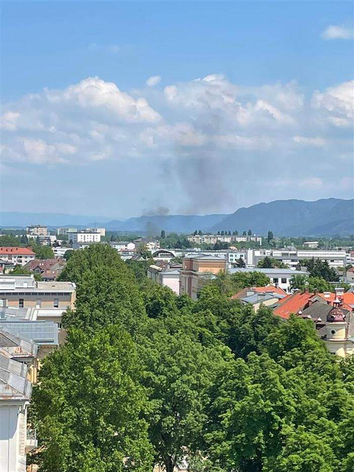 Kein Grund zur Panik: Die Rauchwolken stammen von einer Schulung, die gerade an der Landesfeuerwehrschule stattfindet