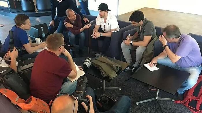 Michael Raffl beantwortete geduldig die Journalisten-Fragen