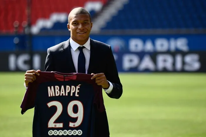 Auch der zweite Platz in dieser Rangliste geht an PSG und seine Eigentümer aus Katar. Kylian Mbappe kam für 180 Millionen von Monaco an die Seine.