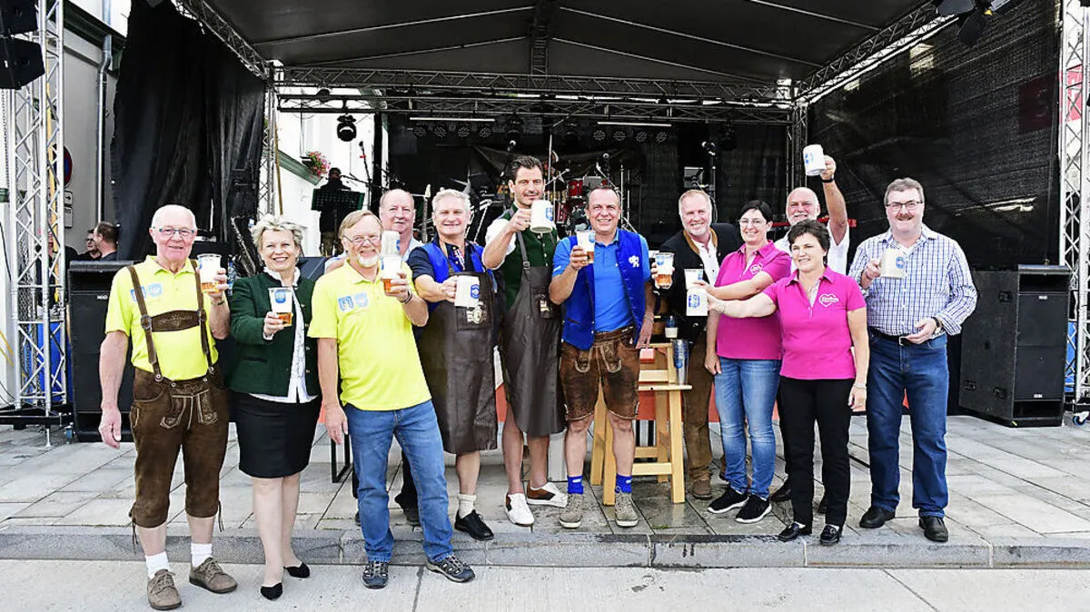 Am Samstagabend fand außerdem im Rahmen der offiziellen Eröffnung der traditionelle Bieranstich statt