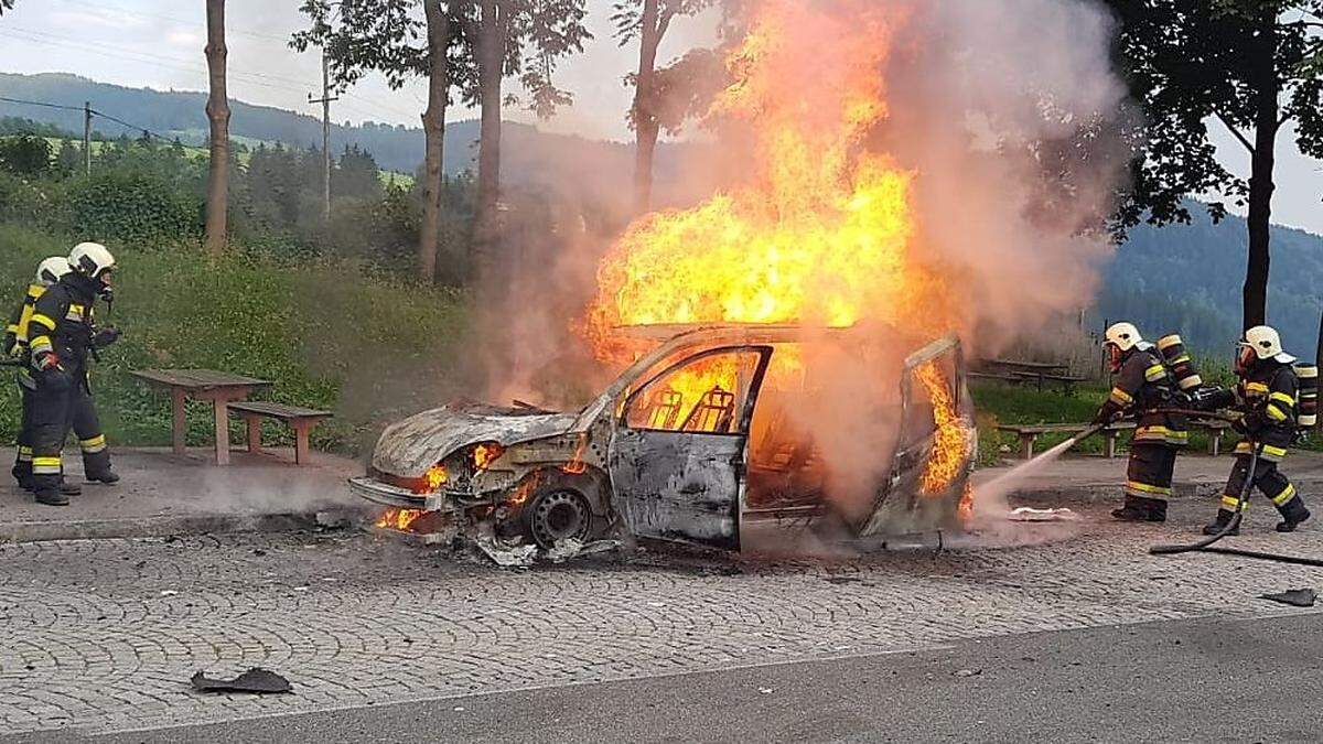 Der Pkw der polnischen Familie brannte vollkommen aus