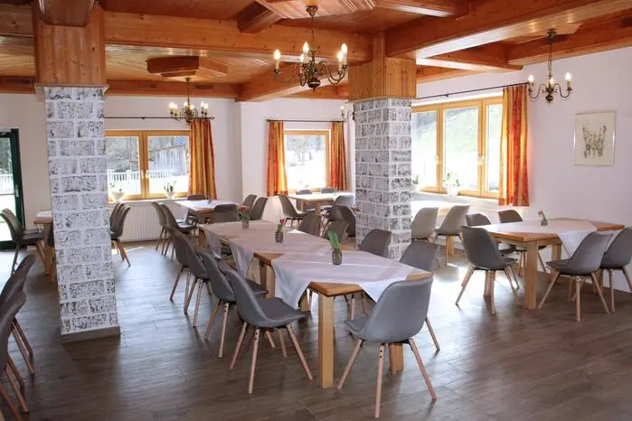 Nach über acht Monaten Aufräumarbeiten und Sanierung der Schäden durch den Gößnitzbach konnten die Inhaber Brigitte und Rupert Schneider am vergangenen Samstag in neuer Frische wieder zahlreiche Stammgäste und Freunde in der Grabenmühle begrüßen.