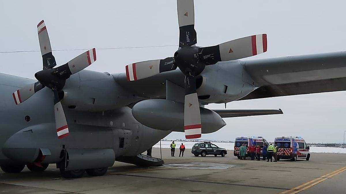 Die Maschine kurz vor dem Abflug am Flughafen Pristina, Kosovo