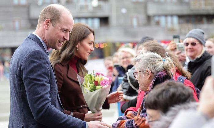 Mit Ehemann Prinz William werden fleißig Hände geschüttelt