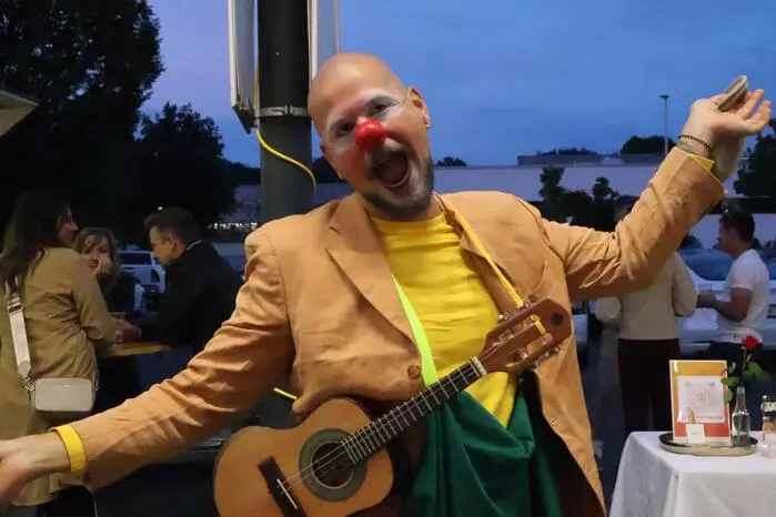 Besonders gut kamen die bunt bekleideten Artistinnen und Artisten von Jakotopia an. Unterwegs auf einem kleinen Fahrrad oder auf meterhohen Stelzen zogen sie die Blicke aller Anwesenden auf sich.