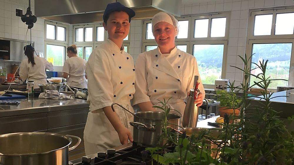 Elena Baumgartner und Katja Baresic unterstützten in der Küche