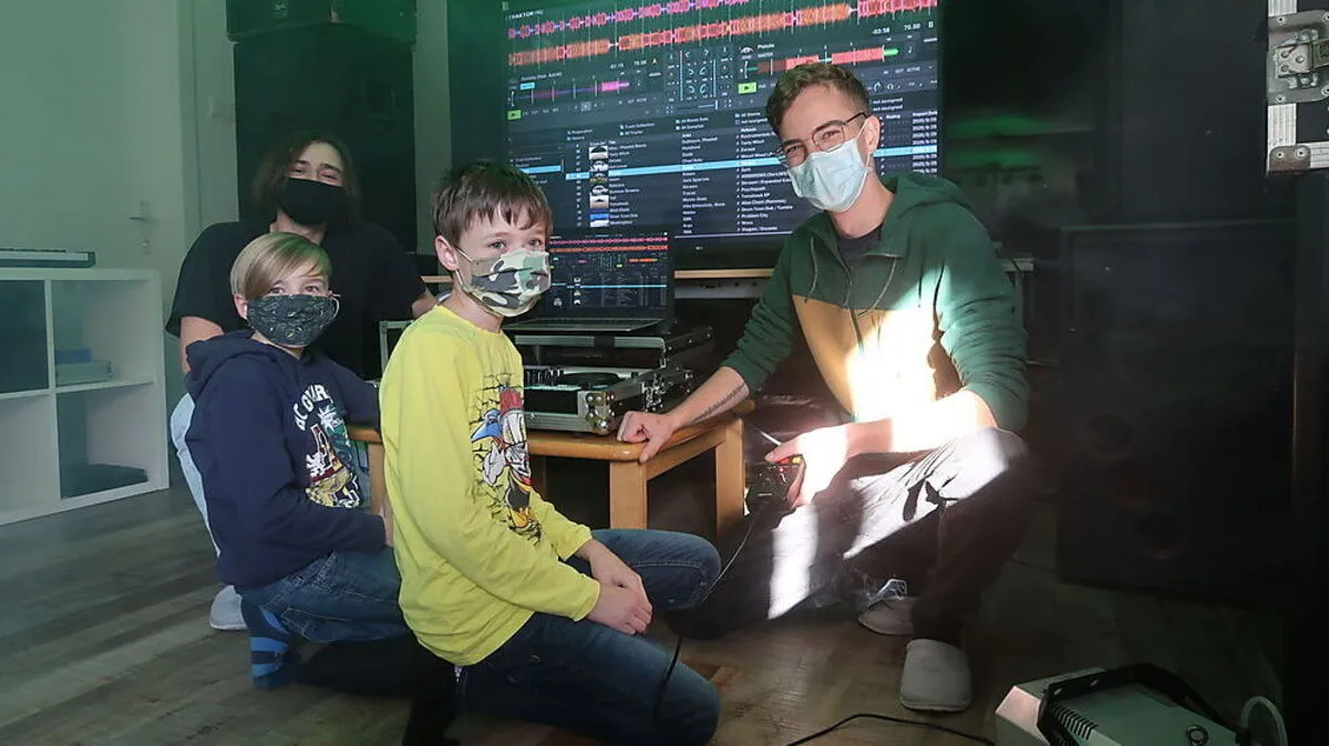 Marcel Zündel (l.) und Elias Mayer (r.) zeigen Marc und Michael, was ein DJ können muss