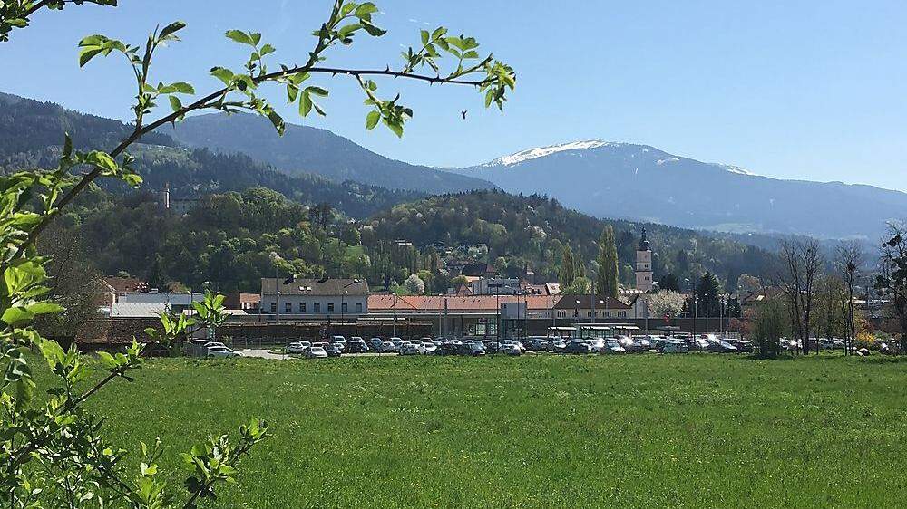 Hinter der Park&Ride-Anlage beim Bahnhof in Wolfsberg sollen 70 neue Wohnungen entstehen