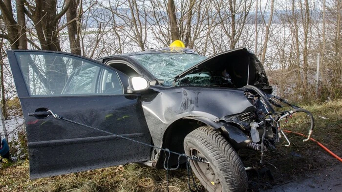 Am Samstag ereignete sich auf der A2 ein tödlicher Verkehrsunfall. Nach einem Frontalunfall wurden beide Fahrzeuge von der Fahrbahn geschleudert. Nachkommende Lenker leisteten Erste Hilfe.