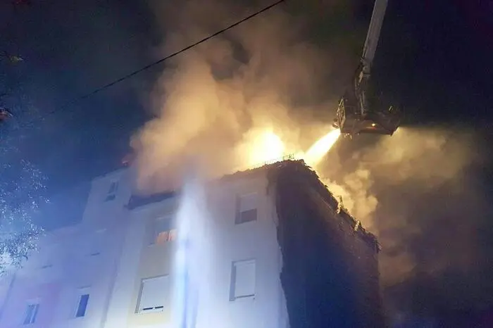 Sieben Feuerwehren mit mehr als 100 Mitgliedern waren mit den Löscharbeiten beschäftigt, auch eine Teleskopmastbühne und zwei Drehleitern wurden eingesetzt. Der Brand hatte nicht nur auf den Dachstuhl, sondern auch auf die darunterliegende Zwischendecke übergegriffen. Um alle Glutnester abzulöschen, musste das Dach geöffnet werden. Gegen 10.00 Uhr konnte "Brand aus" gegeben werden, teilte Feuerwehrsprecher Resperger mit.