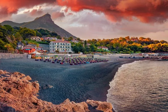 Maratea liegt in Basilikata und ist der einzige Ort in der Region am Meer, dem Thyrrhenischen am Golf von Policastro. Wegen seiner vielen Kirchen und Kapellen wird Maratea "Stadt der 44 Kirchen" genannt.
