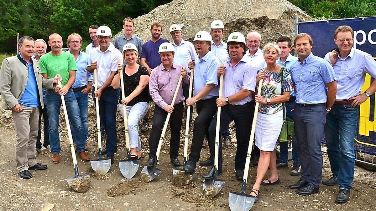 Große Freude beim Spatenstich für die neue Nampolacher Brücke