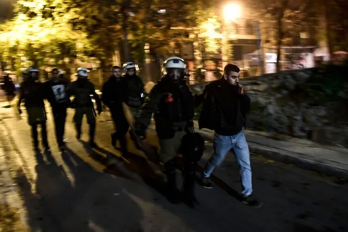 Die schwersten Ausschreitungen gab es im Autonomenviertel Exarchia von Athen. Autonome schleuderten Hunderte Brandflaschen auf die Polizei. Zudem errichteten sie Barrikaden mit Müllcontainern und anderen Gegenständen.