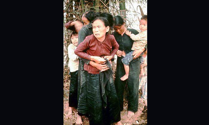 Diese Bilder gingen um die Welt und hatten auch einen Einfluss den Vietnamkrieg: Bewohner von My Lai vor ihrer Exekution. Die US-Armee hat über 500 Zivilisten ermordet und wollte es vertuschen. Der Journalist Seymour Hersh machte den Skandal im November 1969 öffentlich