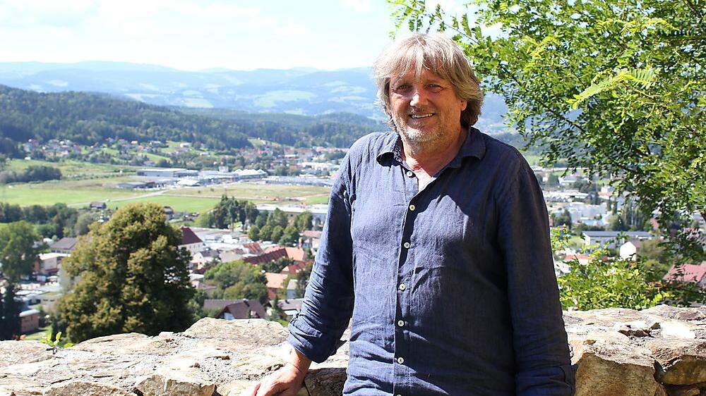 Gerhard Langmann blickt von der Burgruine Obervoitsberg auf das ÖDK-Areal hina