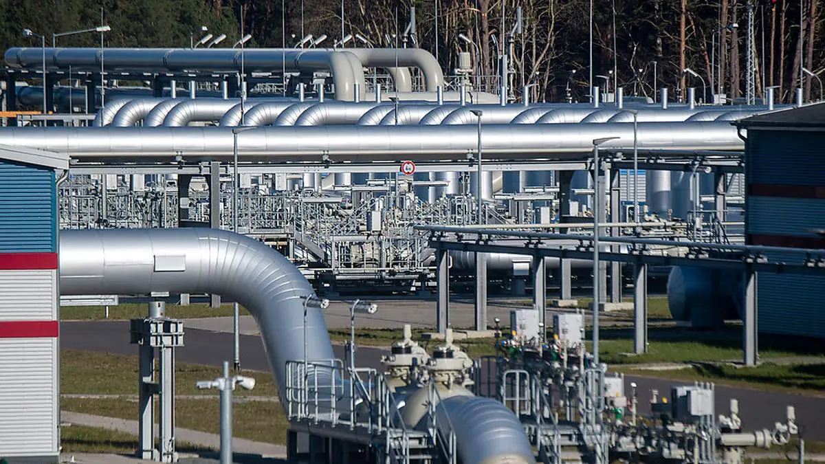 ABD0114_20220228 - LUBMIN - DEUTSCHLAND: 28.02.2022, Mecklenburg-Vorpommern, Lubmin: Blick auf die Erdgasempfangsstation und Übernahmestation der Ferngasleitung Eugal (Europäische Gas-Anbindungsleitung). Mit dieser Leitung wir das Gas bis nach Tschechien transportiert. Im Hintergrund (l) ist das Rohrsystem und die Absperrvorrichtungen in der Gasempfangsstation der Ostseepipeline Nord Stream 2 zu sehen. Foto: Stefan Sauer/dpa +++ dpa-Bildfunk +++. - FOTO: APA/dpa/Stefan Sauer