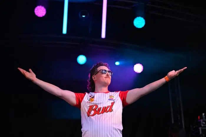 „Mulet“ oder „Mullet“ ist die französische beziehungsweise englische Bezeichnung für den Vokuhila.