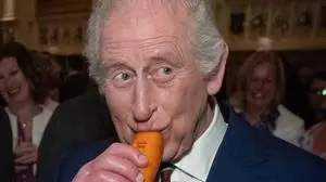 Royal community music reception King Charles III plays a carrot with the London Vegetable Orchestra during a reception to recognise those involved in community music across the UK, at Windsor Castle in Berkshire. The 350 guests include leaders of community music groups and music-related projects, many of whom are volunteers., Credit:Aaron Chown / Avalon UK, Windsor PUBLICATIONxNOTxINxUKxFRAxUSA Copyright: xAaronxChownx/xAvalonx 0983026908