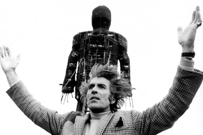 47. The Wicker Man (1973) von Robin Hardy. Einer der merkwürdigsten Filme, die jemals gedreht wurden. Ein tief religiöser Polizeibeamter stößt auf einen Kult von Hinterwäldlern. Geniale Szenen wechseln mit großem Trash. Man traut seinen Augen kaum. Gruselfaktor 6/10.