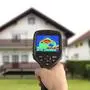Eine Thermografiekamera ist auf ein Einfamilienhaus gerichtet