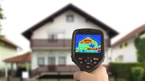 Eine Thermografiekamera ist auf ein Einfamilienhaus gerichtet