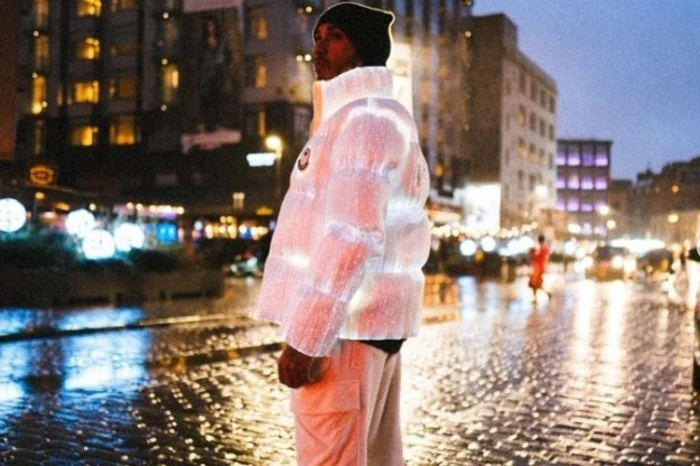 Kurz vor Weihnachten 2022 präsentiert sich Lewis Hamilton in New York mit einer leuchtenden Jacke.