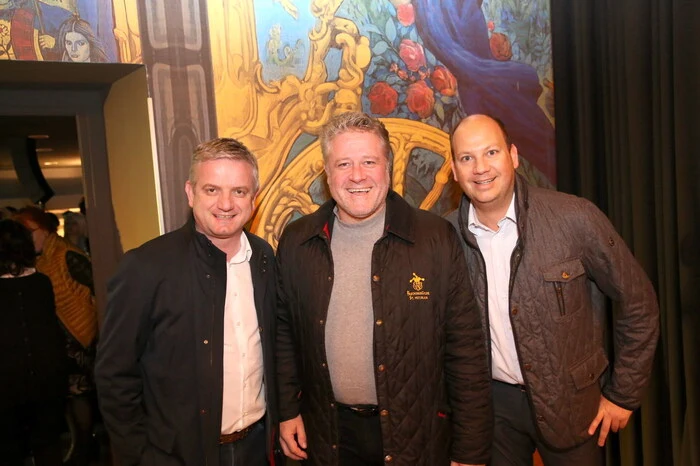 Nicht aus dem Lachen heraus kamen bei der ersten Vorstellung am Freitagabend unter anderen Faschingsgilde St. Veit-Präsident Martin Kircher (Mitte), Steuerberater Gerhard Kampitsch, Zivilschutz-Präsident Rudolf Schober, Raika St. Veit-Vorstandsdirektor Franz Maier, Sportverein (SV) Kraig-Obmann Günter Liegl, Unternehmerin Birgit Krassnitzer, Musiker Martin Radinger, Zivilschutz-Bezirksleiter Horst Maier, Abwehrkämpferbund-Ortsobmann Gerhard Herbst, Palmers-Unternehmer Dietmar Trampitsch sowie der St. Georgener Bürgermeister Konrad Seunig und Rudi Egger, Vizebürgermeister der Stadt St. Veit. 