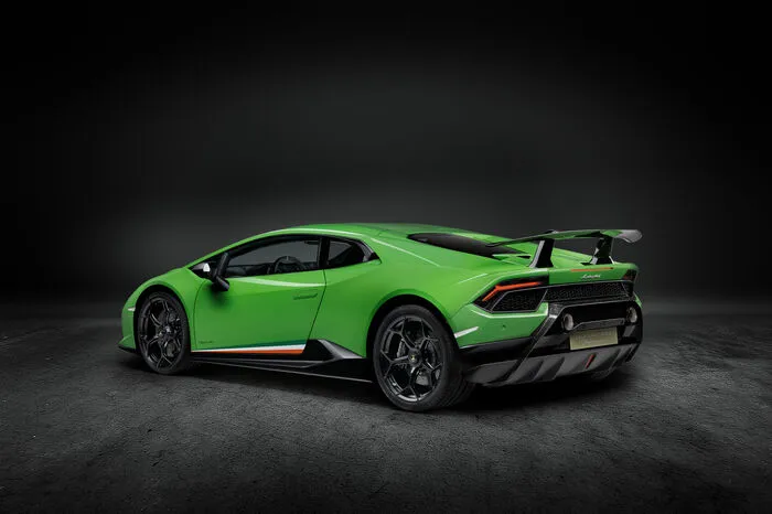 Basierend auf einem Chassis aus Aluminium und Carbonfaser wird die Karosserie des Huracán in Aluminium ausgeführt. Der Performante nutzt Carbonfaser-Verbundwerkstoffe in strukturellen Bauteilen sowie im Front- und Heckspoiler, Motorhaube, Heckstoßfänger und Diffusor, was zu einer Gewichtsreduzierung von insgesamt 40 Kilogramm beiträgt.