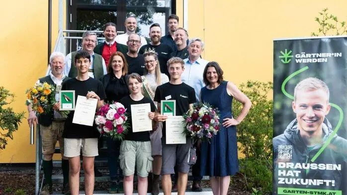 Im Gruppenfoto die drei Sieger mit Bürgermeister Franz Zehner (links), Direktorin Martina Teller-Pichler (rechts vorne) und Landesrätin Simone Schmidtbauer (Mitte)