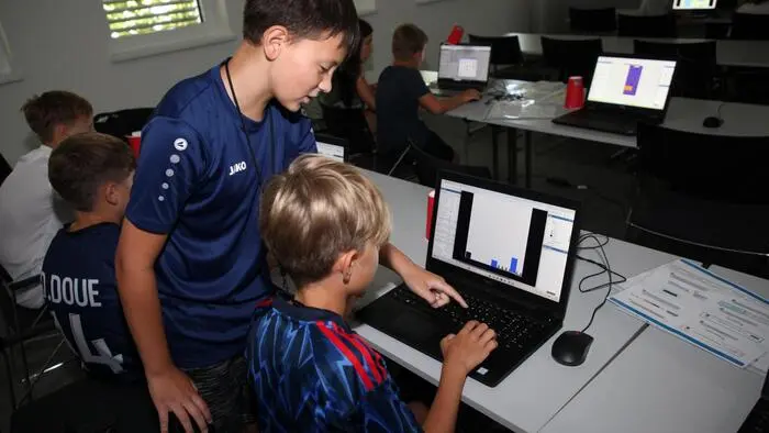 16 Kinder und Jugendliche lernten programmieren und die Welt der Robotik kennen