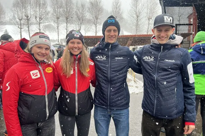 Strahlende Goldmedaillengewinner beim Europäischen Jugend-Olympiafestival in Tarvis: Anja Rathgeb und Laura Pletz (Teambewerb Nordische Kombination) sowie Jakob und Simon Steinberger (Teambewerb Skisprung)