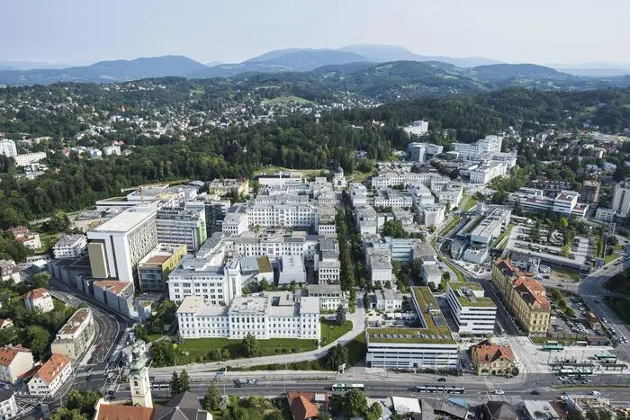 Bild zeigt eine Luftaufnahme des LKH Uniklinikums Graz