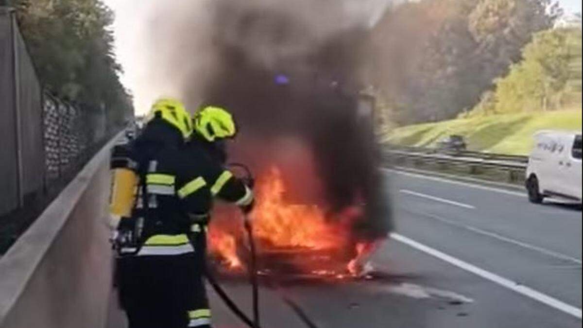 Die Feuerwehr konnte das brennende Auto löschen