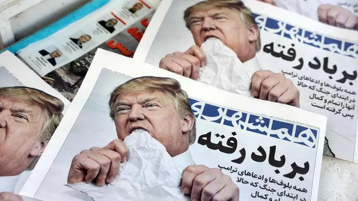 Ausgaben der iranischen Tageszeitung <em>Hamshahri</em> mit einem Foto des US-Präsidenten und der Schlagzeile „Gone with the wind“ liegen an einem Zeitungskiosk aus. USA und Iran haben eine Vereinbarung zur Beendigung des Nahostkriegs unterzeichnet