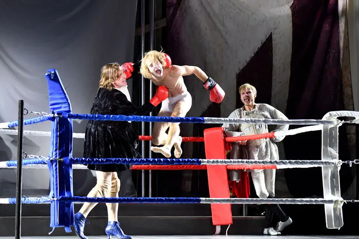 Die Fotos zeigen aber auch den Jedermann im Fatsuit oder im Boxring, mit dem Schuldknecht als ausgeknockten Gegner. Ein bunter Stilmix kündigt sich also an.