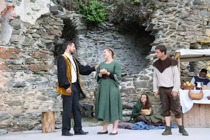 Hier ist Robin Hood noch als Robin von Locksley (Florian Ofner) in Nottingham anerkannt – doch das wird sich bald ändern. (Christoph Pucher als Müller und Franziska Maier als seine Frau)